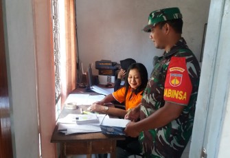 Babinsa Gantiwarno Lakukan pendataan warga Di Kantor Desa   