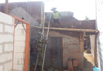 Sertu Tenang Suseno Bantu Warga Merenovasi Rumah 