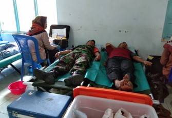 Babinsa Ngawen Ikuti Aksi Donor Darah Peringati HUT Ngupit