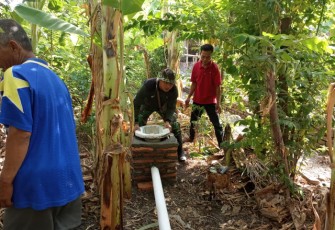 Babinsa Wonosari Bantu Pembuatan Jamban Warga