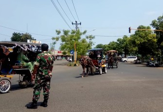 Sebelas Anggota TNI AD di Arak Gunakan Andong