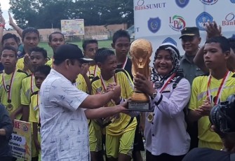 Penyerahan piala bergilir oleh Bupati Labuhanbatu