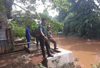 Babinsa saat Monitor Aliran Sungai Ciliwung