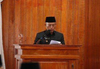 Bupati Bengkulu Selatan Gusnan Mulyadi Saat Memaparkan Program Jamkesda Dalam Rapat Paripurna 