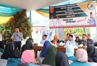 Bupati Menyerahkan Beasiswa Baznas Kepada Mahasiswi