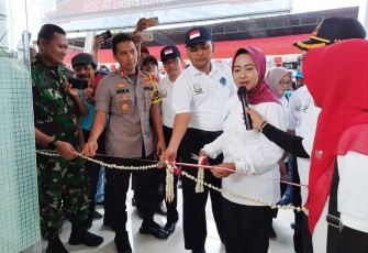 Bupati Brebes saat memotong pita tanda peresmian