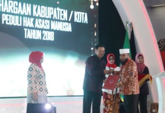 Wali Kota Bengkulu Helmi Hasan Terima Penghargaan Peduli HAM