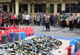 Polres Brebes Bersama Elemen Masyarakat Musnahkan Ribuan Botol Miras Dan Oplosan