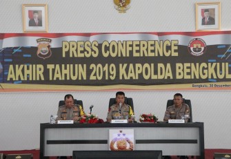 Kapolda Bengkulu didampingi Wakapolda dan Kabag Humas saat gelar konferensi pers