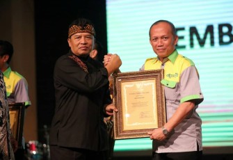Rektor UIN Sunan Gunung Djati Bandung Prof Dr H Mahmud MSi Menerima Penghargaan Dari Bupati Kabupaten Bandung H Dadang M Naser 