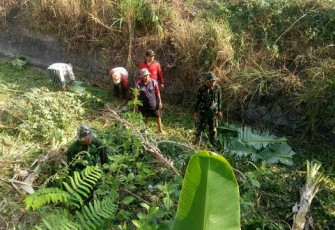 Babinsa Dan Warga Gotong Royong Bersihkan Saluran Irigasi  