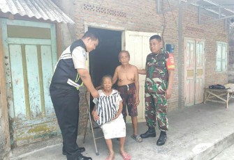 Bakti Sosial TNI Dan Polri Dengan Membagikan Paket Sembako Kepada Warga Pra Sejahtera