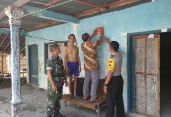 Danramil Wonosari Dan Babinsa Dampingi Tim PKH Penempelan Stiker PKH   