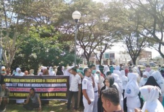 Para petugas medis saat berada di pekarangan lingkungan Kantor Pemerintahan Kabupaten Bireuen