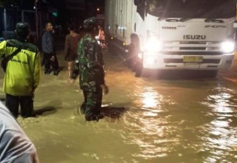 Tampak banjir menggenangi badan jalan di Kecamatan Ketanggungan