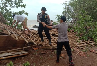 Pasca kejadian tampak aparat TNI-Polri membantu pemilik warung membersihkan puing-puing bangunan