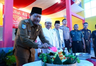 Bupati Mian Melakukan Potong Tumpeng 