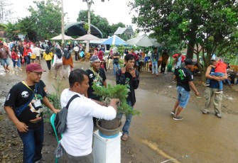 Awali tahun 2020 KBP demo merangkai bonsai di tempat wisata