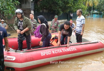 Anggota Koramil 05/Ciputat Bantu Evakuasi Warga Dari Banjir