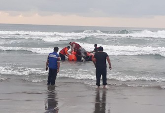 Tim gabungan mencari korban dengan perahu karet