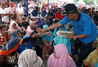 Wakil Walikota Tegal saat Berbagi Makanan ke Warga