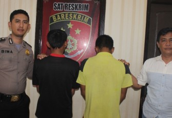 Dua orang pelaku saat diamankan Polisi