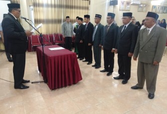 Bupati Aceh Singkil Dulmusrid saat melantik 7 pejabat eselon II jajaran Pemkab setempat.