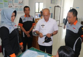 Bupati Bengkulu Selatan Gusnan Mulyadi Melakukan Sidak Pelayanan Dinas Dukcapil Bengkulu Selatan 