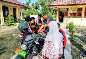 Babinsa Kodim 0115/Simeulue Laksanakan Perpustakaan Keliling Di Sekolah Dasar