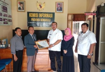 Kepala Dinas Komunikasi dan Informatika Kabupaten Bengkulu Selatan Susmanto Menerima Piagam Anugerah Keterbukaan Informasi Publik Dari Komisi Informasi Provinsi Bengkulu  