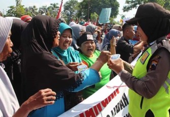 Anggota Polres Tegal Bagikan Air Minum
