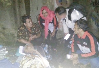 Para anggota LSM MRB saat mendatangi TKP