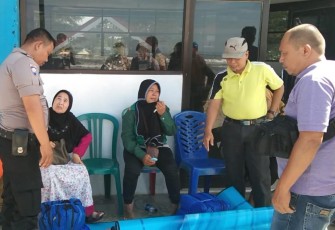 Ibu Korban Tenggelam Holtarina Sedang Menanti Anaknya di Pos Pengaman Pinggir Pantai 