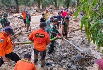 Dandim 0209/LB Letkol Inf Santoso tinjau langsung ke lokasi banjir