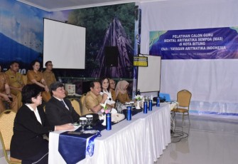 Walikota Bitung Maximilian J. Lomban saat membuka kegiatan calon guru MAS