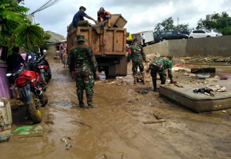 Anggota TNI Bantu Warga Bersihkan Lumpur dan Sampah Banjir