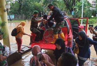 Dandim 0510/Tigaraksa Terjun Langsung Bantu Evakuasi Pasien RS Qadr