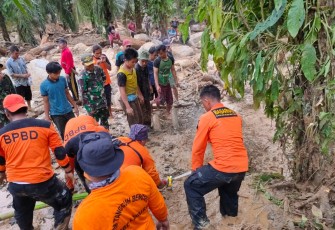 Pencarian korban yang diduga tertimbun