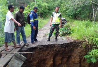 Pasca kejadian tampak jalan desa putus