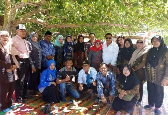 Kepala Sekolah bersama dengan Mantan K3S beserta Para Awak Media pada saat di Abadikan
