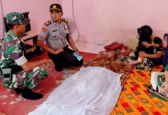 Kapolsek Bilah Hilir AKP Krisnat Indratno saat mendatangi rumah duka
