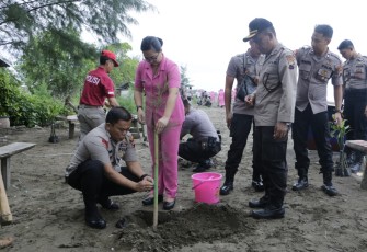 Polres Batang Tanam 2100 Bibit Pohon