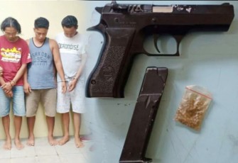 Ketiga Pelaku dan Barang Bukti Airsoft Gun yang dimankan dari tersangka Imam Royani alias Royan.