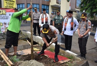 Kapolres Metro Jakarta Pusat saat tanam pohon