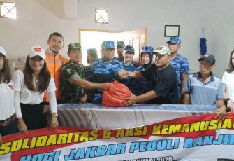 Kodim 0503/JB dan Walikota Jakbar Bersama HDCI Beri Bantuan Ke Korban Banjir