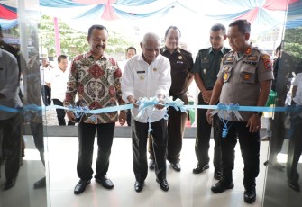 Pemotongan pita oleh Bupati Asahan tanda diresmikannya kantor Inspektorat