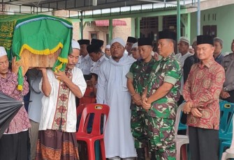 Dandim 0209/LB saat melayat ke rumah duka