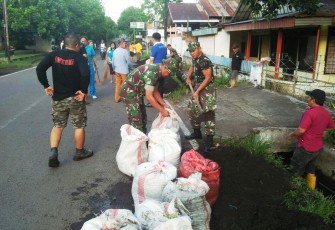 Koramil 1310-01/Bitung Bersihkan Drainase