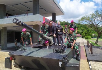 Rizky menaiki kendaraan tempur tank menuju lapangan tembak pistol Brigif 4 Marinir/BS.