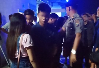 7 pasangan mesum saat dibawa ke Mapolres Batu Bara